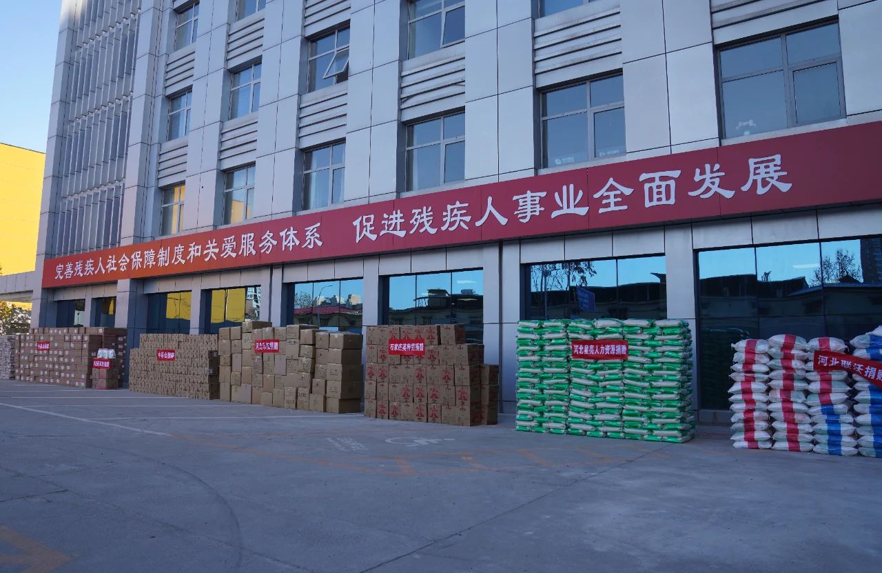 图为捐赠物资现场